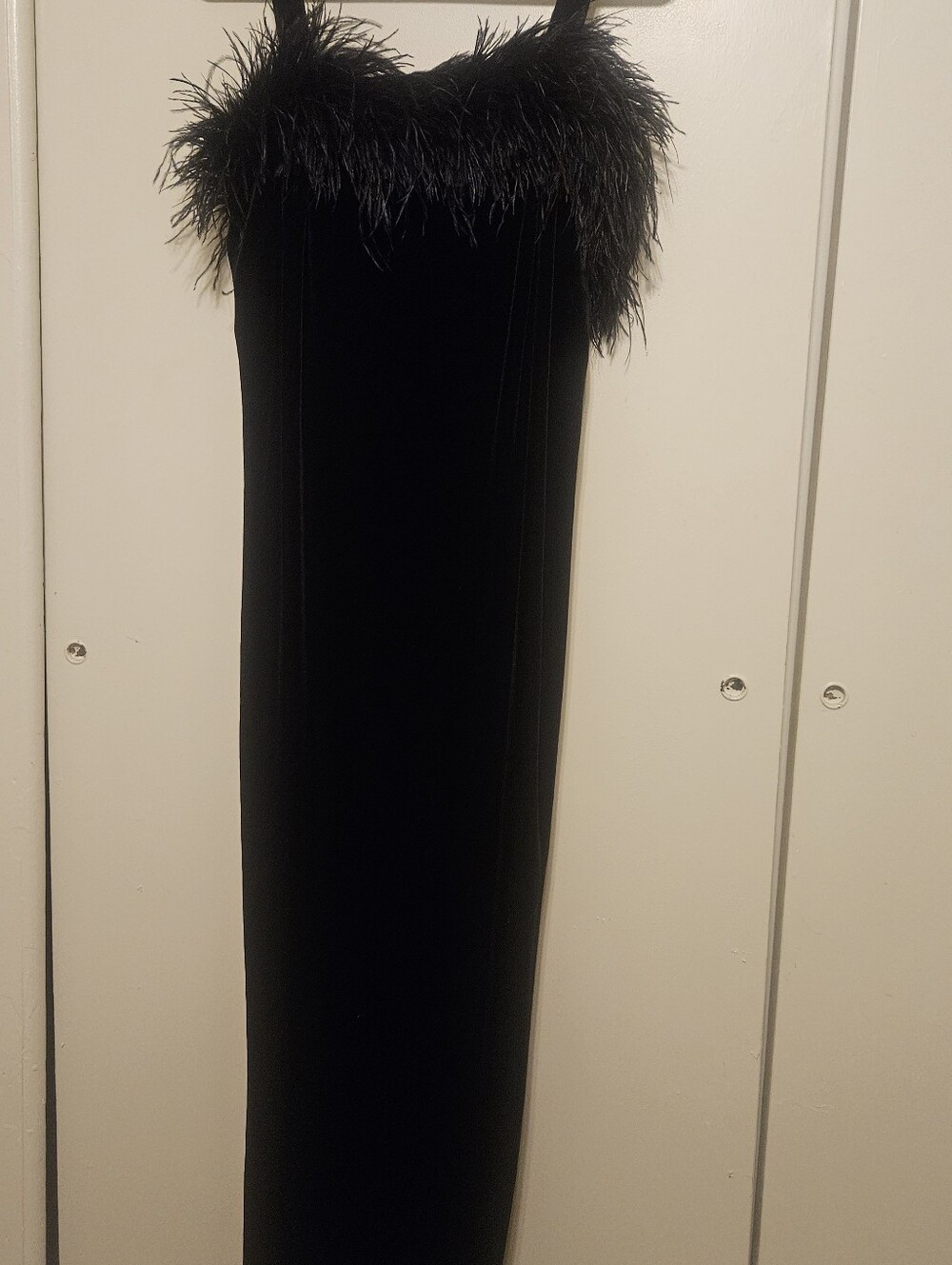 Elegant Black Feather-Trim Alex Evening Dress - Picture 5 of 6